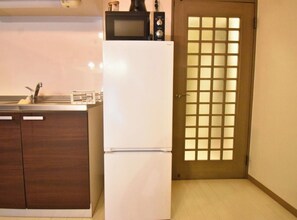 Fridge, microwave, stovetop, cookware/dishes/utensils