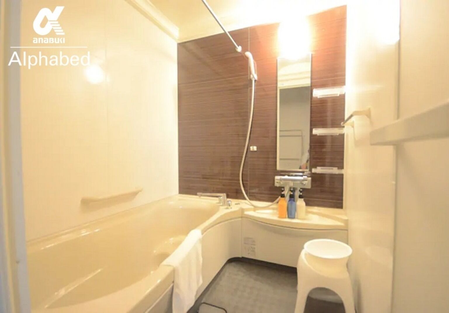 Een haardroger, handdoeken