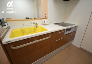 Refrigerador, microondas, parrilla de estufa y utensilios de cocina