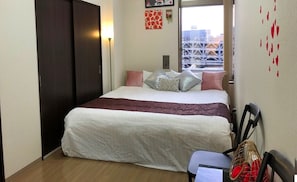 2 makuuhuonetta, työpöytä, ilmainen Wi-Fi, vuodevaatteet