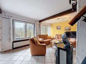 Téléviseur, foyer, table de baby-foot