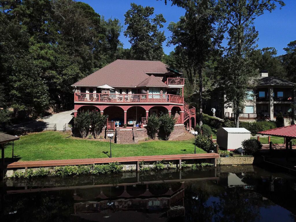 Celebrity Worthy Lake Getaway in Hot Springs, AR