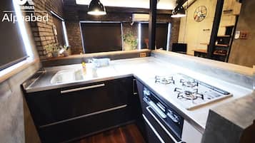 冷蔵庫、電子レンジ、コンロ、調理器具と食器