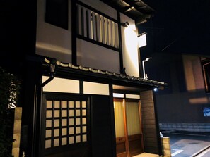 Exterior detail - Hotel close to the station / Kyoto Kyōto (Kyoto)