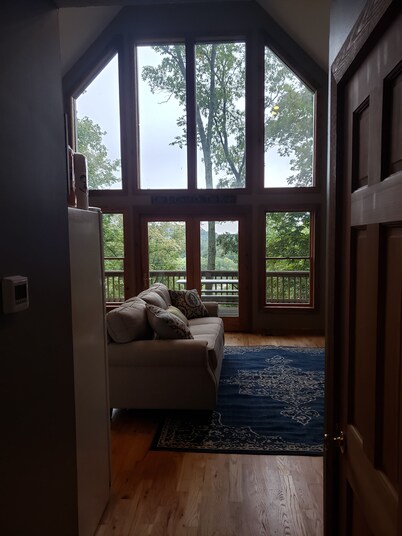 Creekview Cabin overlooking Deer Creek at Rocky Point with (WI-FI)