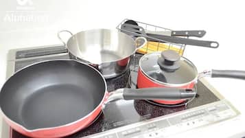 Køleskab, mikrobølgeovn, kogeplade, køkkentøj/tallerkener/redskaber