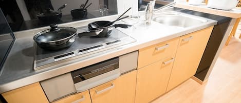 雪櫃、微波爐、廚房用具/餐具/器皿