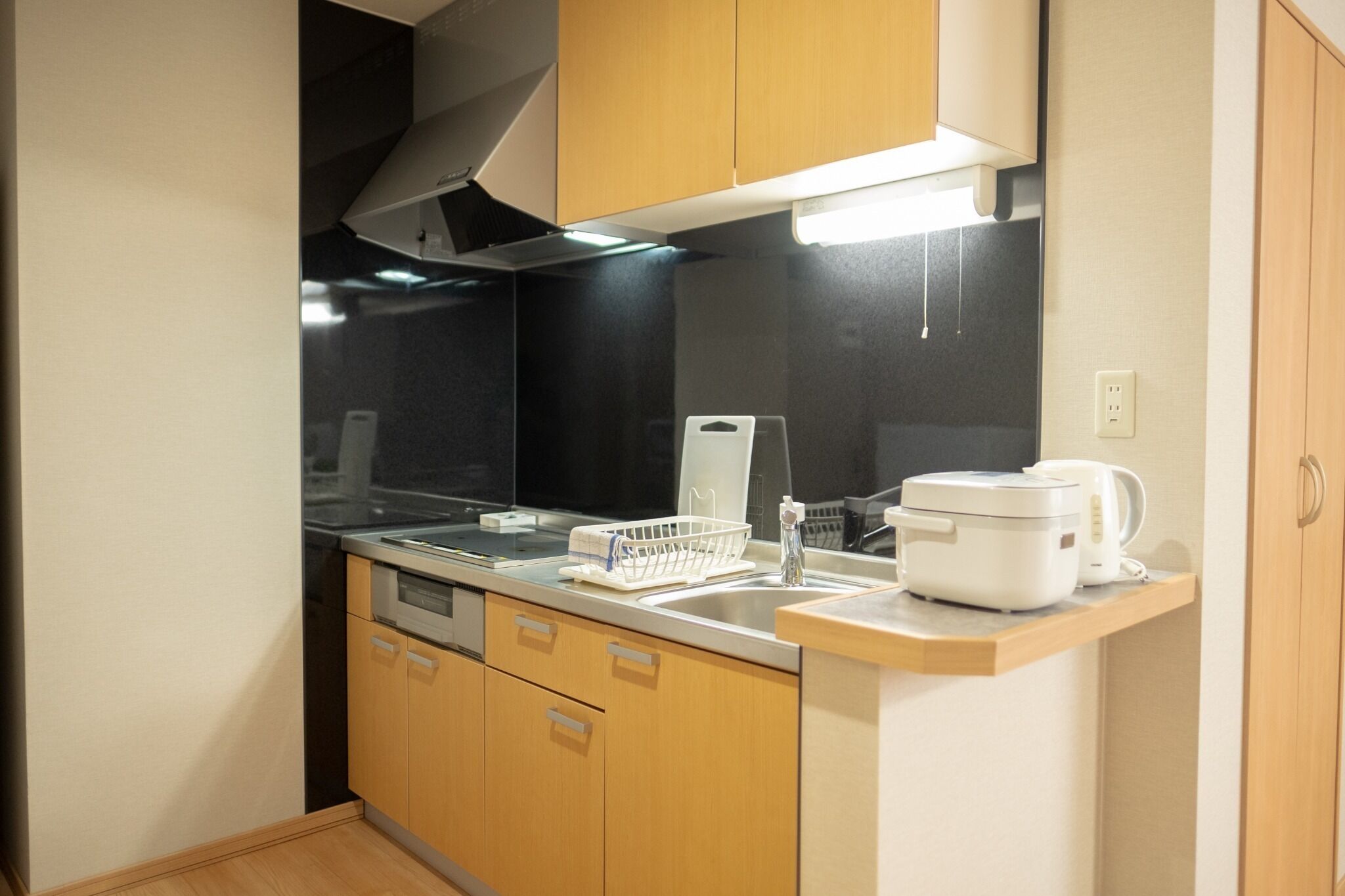 Kühlschrank, Mikrowelle, Kochgeschirr/Geschirr/Besteck