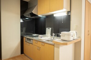 Frigorífic, microones i utensilis de cuina, vaixella i coberteria