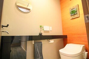 Ducha, artículos de tocador gratuitos, secador de pelo, pantuflas