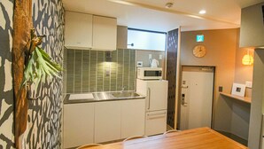 Maison | Cuisinette privée | Réfrigérateur, four à micro-ondes, surface de cuisson