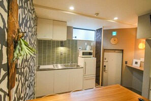 House | Private kitchenette | Fridge, microwave, stovetop, electric kettle - ZEST Sweet (Osaka)