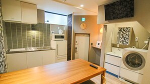 Maison | Repas dans la chambre