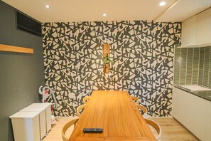Maison | Repas dans la chambre