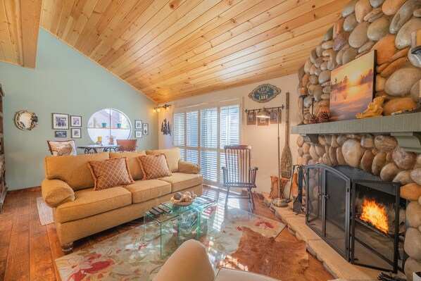 テレビ、暖炉、DVD プレーヤー