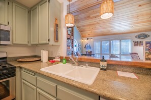 冷蔵庫、電子レンジ、オーブン、コンロ