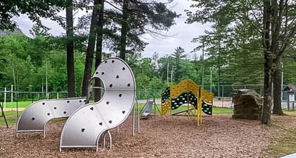 Two-level Townhome with Gas Fireplace, Deck, and Grill - Amazing Location