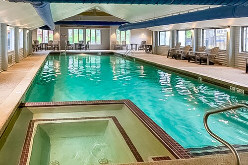 Two-level Townhome with Gas Fireplace, Deck, and Grill - Amazing Location