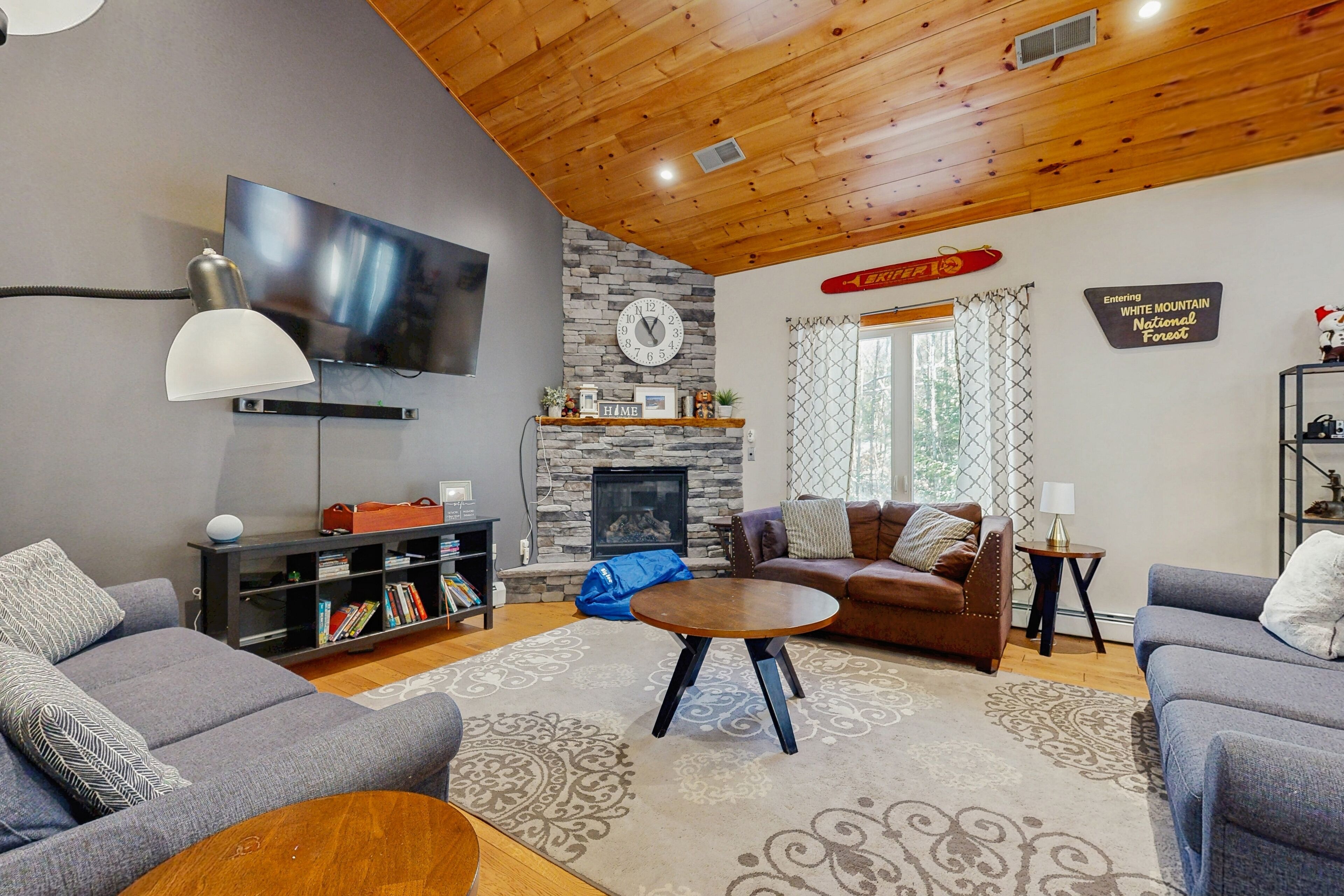 Televisión, chimenea, libros