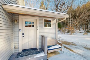 Exterior - Two-level Townhome with Gas Fireplace, Deck, and Grill - Amazing Location (Bartlett)