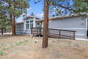 Property grounds - Wine Down - Fireplace, Fenced Yard, Deck, Barbecue (Big Bear City)