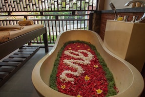 Couples treatment rooms, body treatments, aromatherapy