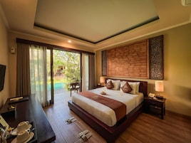 King Suite with Pool View | Minibar, in-room safe, individually decorated, individually furnished