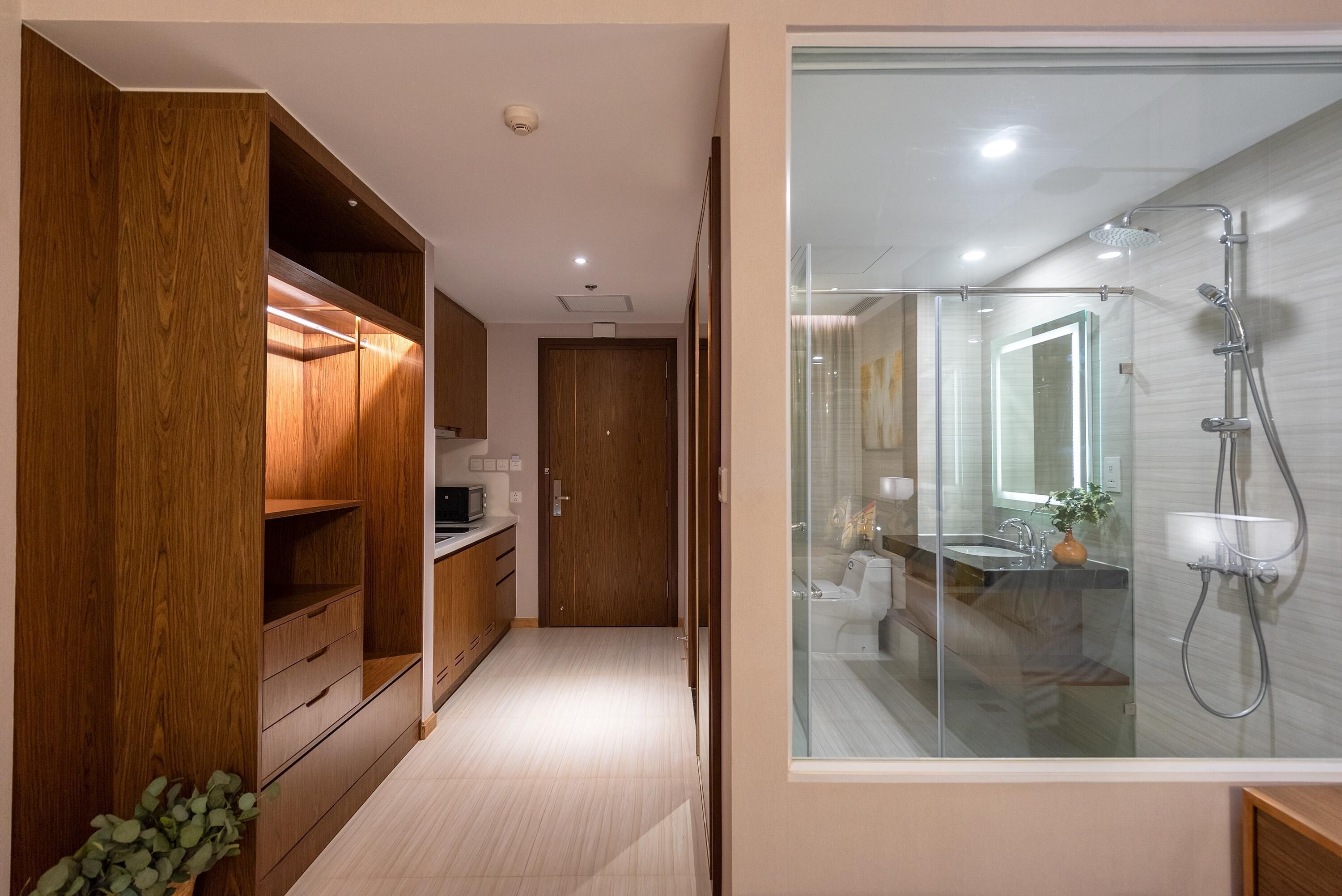 Rainfall showerhead, free toiletries, hair dryer, slippers