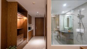 Rainfall showerhead, free toiletries, hair dryer, slippers