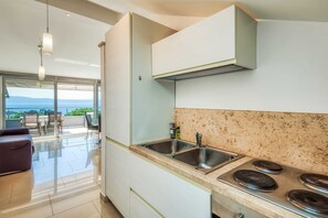 Fridge, oven, coffee/tea maker, toaster - Apartment Roberto with a sea view (Njivice)