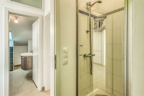 Shower, towels, toilet paper - Apartment Roberto with a sea view (Njivice)