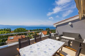 Outdoor dining - Apartment Roberto with a sea view (Njivice)