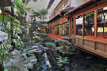 Courtyard. Yadoya Kikokuso