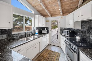 Fridge, microwave, oven, stovetop - Unwind in the spa or walk to the beach! The Sandy Starfish (Del Mar)