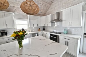Fridge, microwave, oven, stovetop - Paradise Palms A Desirable Pool Home (Fort Myers Beach)