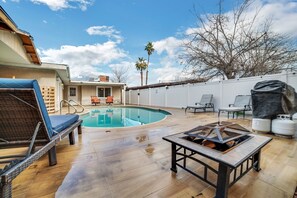 House, 4 Bedrooms | Pool | Outdoor pool - Vibrant In Vegas - 4 Bd With Shimmering Pool! 4 Bedroom Home by RedAwning (Las Vegas)