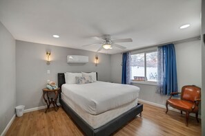 House, 4 Bedrooms | 4 bedrooms, free WiFi - Vibrant In Vegas - 4 Bd With Shimmering Pool! 4 Bedroom Home by RedAwning (Las Vegas)