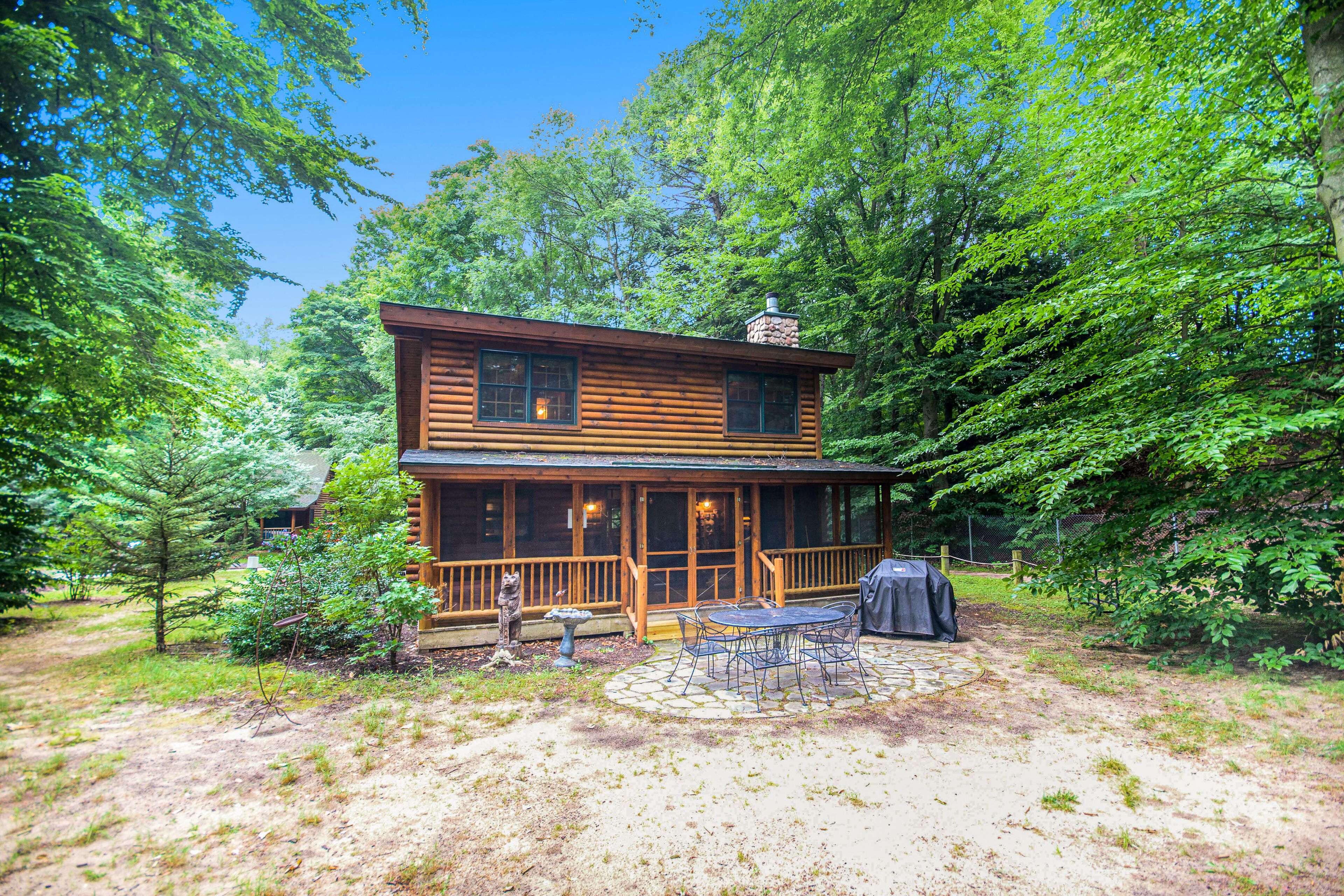 Woodsy cabin with private hot tub, shared beach access & screened porch