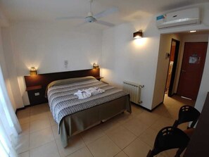 Signature Double Room, Balcony | In-room safe, free WiFi, bed sheets - Posada Mia Nonna (Villa General Belgrano)