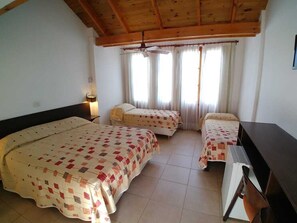 Firemannsrom, utsikt mot høyde | Safe på rommet, wi-fi (inkludert) og sengetøy