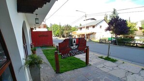 A stone-paved entrance with a sign for 'POSADA MIA NONNA'. - Posada Mia Nonna (Villa General Belgrano)