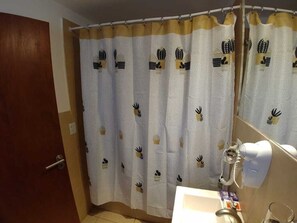 スーペリア ダブルルーム | バスルーム | シャワー、タオル、石鹸、シャンプー