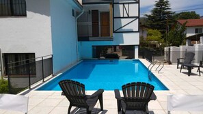 Outdoor pool, pool umbrellas, pool loungers - Posada Mia Nonna (Villa General Belgrano)