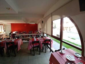 Free daily continental breakfast  - Posada Mia Nonna (Villa General Belgrano)