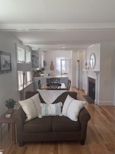 Winter Rental Only - Charming Sears & Roebuck Bungalow Cottage