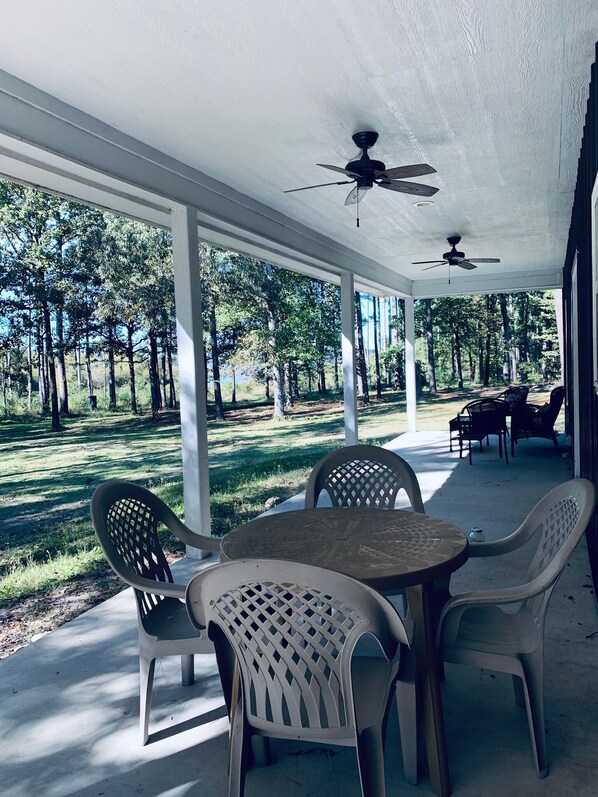 Outdoor dining - Outdoormen’s Paradise on Lake Sam Rayburn adjoining Angelia National Forest (Zavalla)