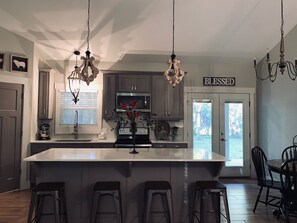 Fridge, microwave, oven, stovetop - Outdoormen’s Paradise on Lake Sam Rayburn adjoining Angelia National Forest (Zavalla)