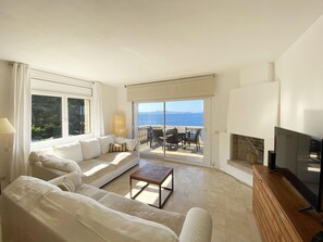 TV - Holiday rental apartment with swimming pool in Begur, Aiguafreda (Begur)