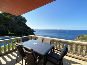 Outdoor dining - Holiday rental apartment with swimming pool in Begur, Aiguafreda (Begur)