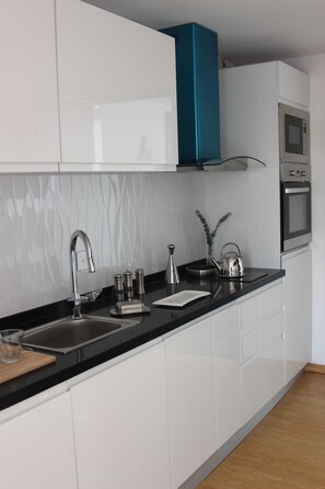 Premium Suite | Private kitchen | Fridge, microwave, oven, dishwasher - Edificio Monir (Bogotá)